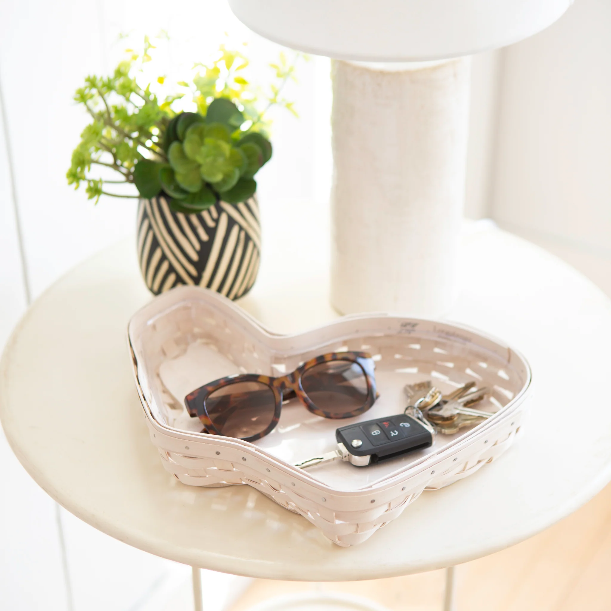 Bunny Basket Tray with Protector - 1973 White - Image 3